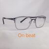 “On beat” 個性を彩る洗練されたメガネ「On beatの「Navy & Smoke」で、シャープな黒ぶちを軽やかに」