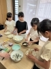 イベントレッスン中の様子「英語でおにぎり作り♪ 体験型イベントレッスンの様子」