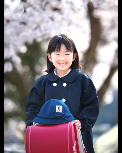 桜満開の中でピカピカの一年生♪　「桜ロケーション撮影は前写しがおススメです(^^♪」