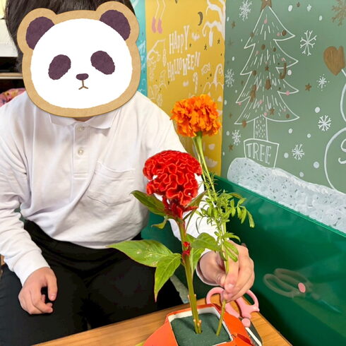 お花を飾る✿「あかとんぼでの花育☆ハロウィンにちなんだ作品をつくったよ🎃《子どもたちのお困り事を解決!高松市の児童発達支援・放課後等デイサービス》」