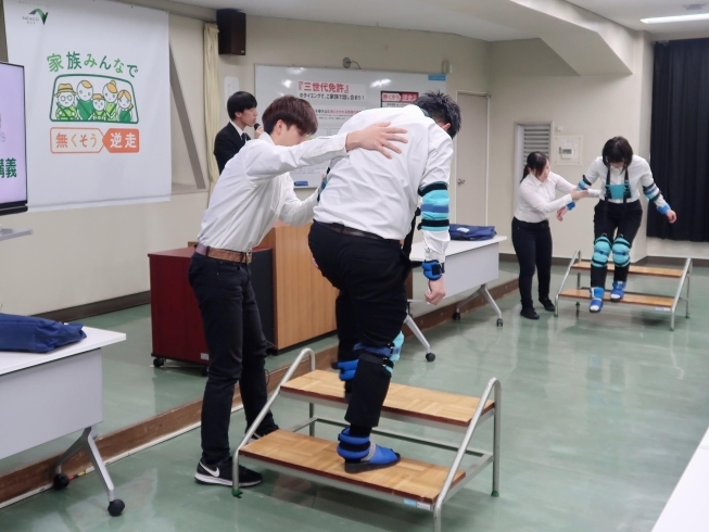 教室内歩行体験「高齢者体験！NEXCO東日本『家族みんなで 無くそう逆走　三世代免許』特別講義 が開催されました！［2020年2月5日（水）京成ドライビングスクールさん］」