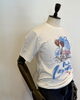 リゾート気分になれる雰囲気Tシャツ「プリントTシャツ×ショートパンツでつくる大人のリラックスメンズコーデ」