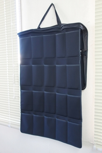 壁にかけることもできます！！「★『スマートフォン20台保管バッグ』のご紹介！！スマートフォンの保管･管理に便利です(^_-)-☆」