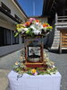 四季を感じさせる美しい献花「花まつりの穏やかな一日｜詩吟の発表会と花祭り限定御朱印と共に春の境内をゆったり散策いかがですか？？」