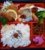「明日の日替り弁当は厚切り豚と野菜の塩だれ丼」