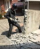 コンクリート塀などの構造物を壊します「【豊田建業】さん 未経験OK・日給1.2万円スタートの現場スタッフ募集 神戸市西区水谷」