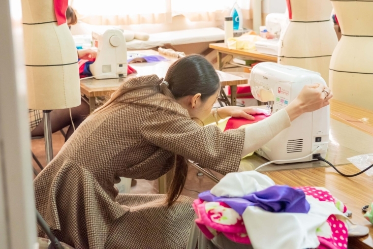 自らのアイデアをカタチにできるようにレッスン♪「神戸の服飾専門学校【学校・スクール】神戸文化服装学院　オープンキャンパス・体験実習　ミシン体験　ファッションイラスト体験【ファッションデザイン・縫製・製図・立体裁断・オートクチュール】１日短期体験入学　関西／神戸　進学・進路ガイド」