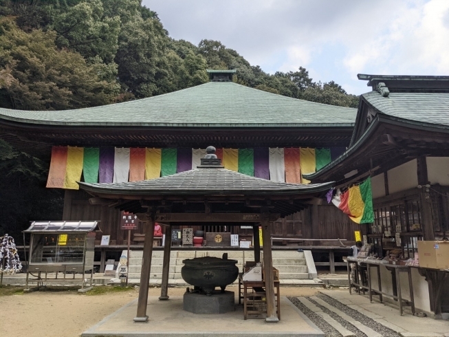 「【西条市丹原町古田】西山興隆寺のもみじが紅葉しています」