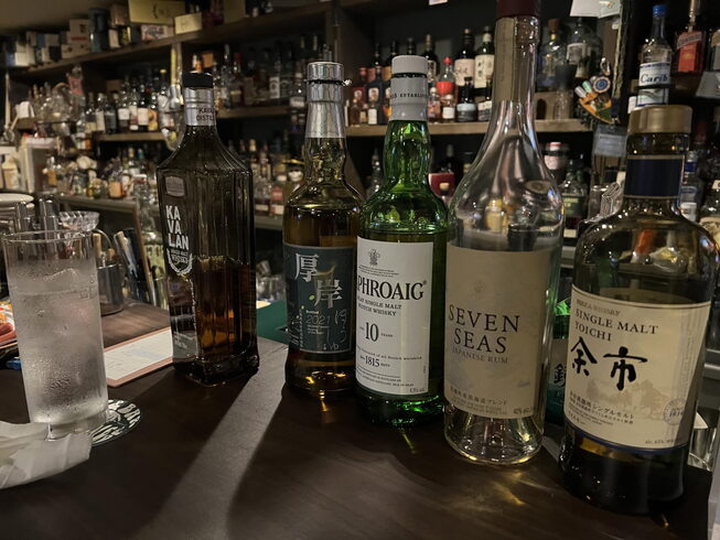 カウンターのお客様とスピリッツセミナー「【錦町の夜をBARで愉しむなら】」