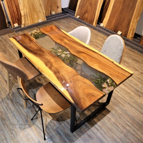 商品写真「[まさに世界に1つのデザインのレジンテーブル]4人でゆったりお使いいただけるレジンテーブル、リバーテーブル、ダイニングテーブルのご紹介。札幌市清田区の家具の店、Ties interior。」