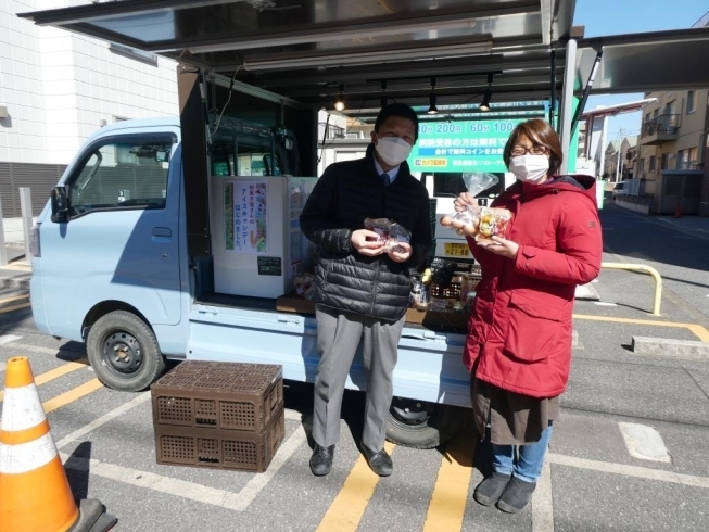 「明日、3月22日 午前10時30分くらいから13時30分くらいまでの間、病院の第３駐車場道路側に「三須トマト農園」さんの移動販売車が参ります」