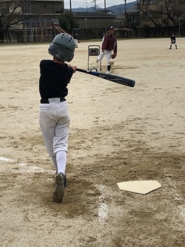 花園小学校の広いグランドで気持ちよくバッティング「花園ファイヤーズスポーツ少年団」