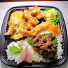変わり商品　唐揚げ×2・揚げ餃子×2・コロッケ・エビフライ・焼き肉「8月8日のお弁当」