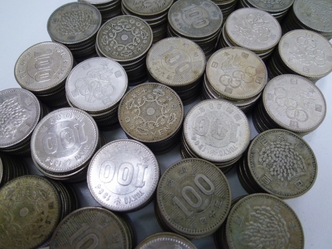 100円銀貨。  今も使える古いお金の代表格です♪「古銭って高くなるの？　買取専門 金のクマ 沼津店」