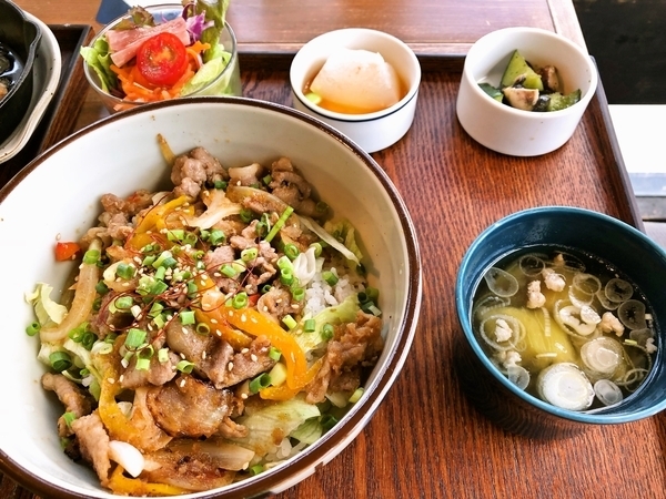 Cafe Double カフェ ダブル たっぷり夏野菜と塩麹のポークジンジャー丼 豊田市 みよし市のグルメ ランチ特集 おいしいランチ おすすめランチ まいぷれ 豊田 みよし Cafe Double カフェ ダブル たっぷり夏野菜と塩麹のポークジンジャー丼 豊田市 みよし市のグルメ ランチ特集 おいしいランチ おすすめランチ まいぷれ 豊田 みよし