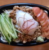 「明日の日替り弁当は肉みそうどん」