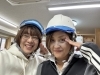 さっそくかぶりたがりのスタッフたち(^-^;「神山工務店のロゴと看板に込めた想い—親しみやすさと相談しやすさを大切に」