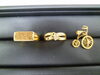 指輪に自転車型のブローチ「買取専門 金のクマ 沼津店　掃除で出てきた貴金属　金歯もね♪」