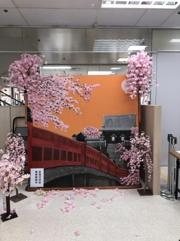 多田中学校美術部による赤橋と多田神社。迫力あります「源氏祭りは中止になったけど...」