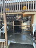 入り口は東京ブラックラーメンの暖簾側「益子ブラックラーメン」