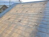 築年数による傷みも職人技で「屋根のカバー工事が進行中です。今回は既存の太陽光パネルの撤去工事からです。」