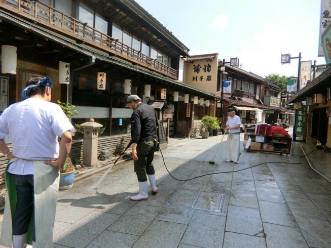 「御影石のお掃除♪亀家本舗の店前・参道の御影石がこんなにきれいになりました♪《柴又亀家おかみの独り言》【柴又名物草だんごが人気☆柴又帝釈天から一番近いお団子屋】」