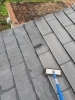 屋根ケレン作業中「杉の樹液で汚れた屋根を丸一日かけて徹底洗浄｜雪国仕様塗装と雨樋補修もセットで施工」