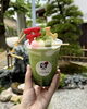 特上抹茶ラテ（800円/税込）「カミカケ茶屋🍡新茶シーズン限定メニュー登場！初夏の境内で、ほっと一息「新茶の味わい」をお楽しみください🍵」