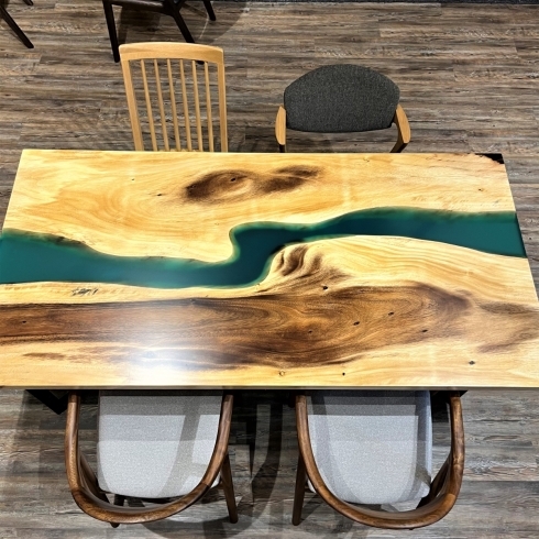 「[納品の近い商品]のご紹介。一枚板テーブル、無垢のテーブル、ダイニングテーブルの札幌市清田区の家具の店、Ties interior。」