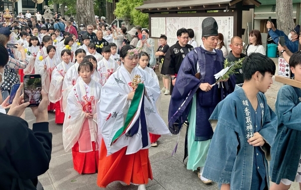 初開催！こども稲荷例大祭☆【こども神輿】＆プロのメイクと着付けをした地元小学生30名による可憐な【こども巫女行列】