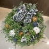②のリースはサンキライを外してもかわいい「冬じたくのワークショップ「クリスマスリース」【恵庭/花屋/花束/アレンジ/リース/ドライフラワー/配達/ワークショップ】」