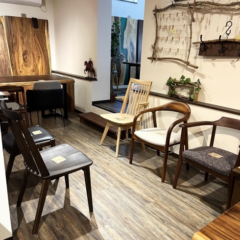 「[現在のショールームの様子]の紹介。一枚板テーブル、無垢のテーブル、ダイニングテーブルのご紹介札幌市清田区の家具の店、Ties interior。」