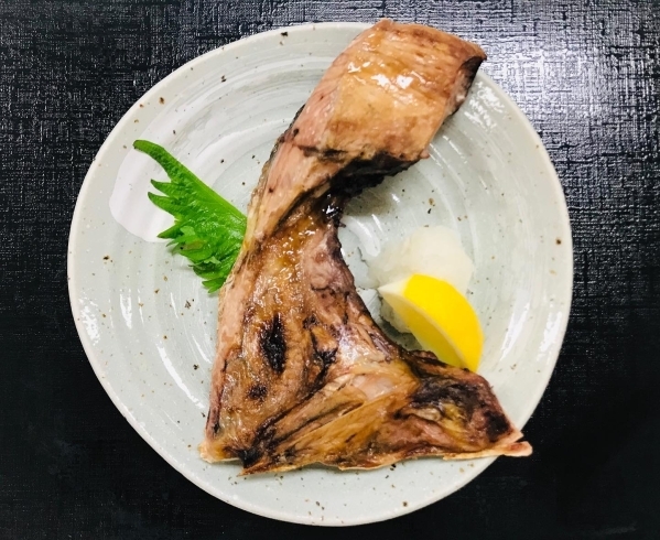 ブリカマの塩焼き「おはようございます☀️12/17(火)のおすすめmenu✨焼魚定食……¥850-本日は大好評のブリカマの塩焼きです。数量限定(☆∀☆)」