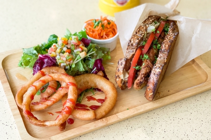 あいか フライドチキンサンドプレート は ボリューミーなフォトジェニックランチ 胎内 おすすめランチ特集 新発田 胎内 聖籠 まいぷれ 新発田 胎内 聖籠