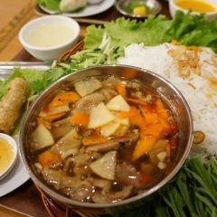 ベトナム食堂フォーホアへ！　野菜とお肉がたっぷりランチを堪能【京成船橋駅直結】