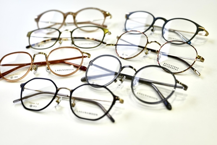 色も型もいろいろ「トレンドのシンプルデザインのレディースメガネ|出雲市姫原のメガネ21出雲店」