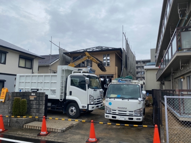 さぁ♪ここからが重機解体です♪「♪軽量鉄骨造の解体工事です♪」