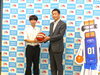 株式会社平成物産代表伊藤さん（右）と麻生中代表「行方市立小中学校へ！　バスケットボール贈呈式が開催されました。」