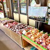 屋外通路にりんごが並びます。「信州産『りんご』が並びます！」