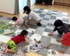 「ふれあいと新聞あそび｜「よしよし」と手を動かして楽しむ時間」