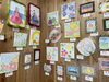 「3色パステルアート作品展開催中！壁が華やかに彩られています（9/7まで）」