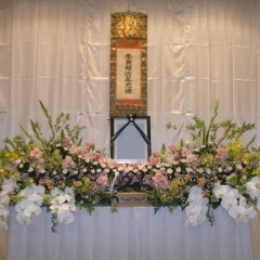 家族葬用の小さな生花祭壇