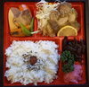 「明日の日替り弁当は栗と秋刀魚のご飯と五島うどん」