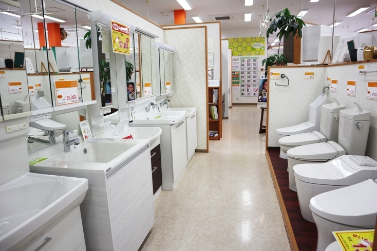 洗面化粧台とトイレ「キッチン、バス、トイレ、洗面台のリフォームのご依頼増えています。」