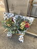 ラッピングは水玉！「小学生から感謝の花束」