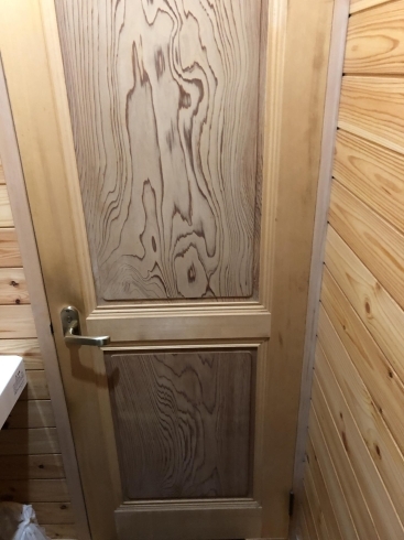 無垢材で作ったトイレのドアです。「ちょっとしたリフォームにも対応いたします。ご気軽ご相談してください。」