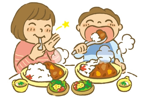 カレーを食べる子どもたち
