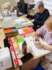 得意な人に習ってちぎり絵中「らしくワーク1階作業部屋の様子　/ 小樽就労継続支援b型事業所らしくワーク」