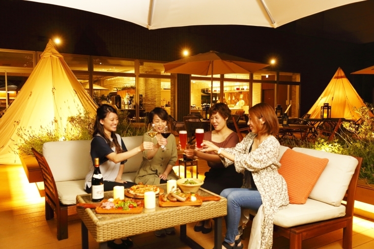 ライトアップされる夜の中庭もおすすめ「好評につき9/6（日）まで延長！ビアガーデン「#Beer旅Hokkaido」」