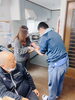 渡すところ「職員Aさん！4年間ありがとうございました！」